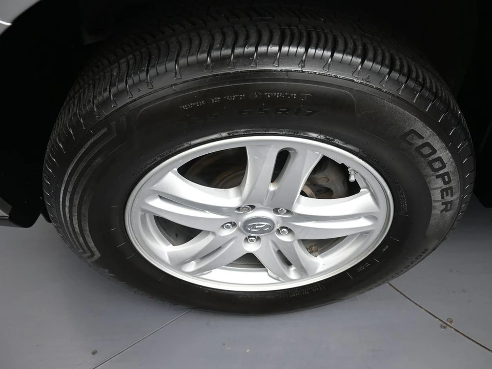 2011 Hyundai Santa Fe - Image 14 of 21