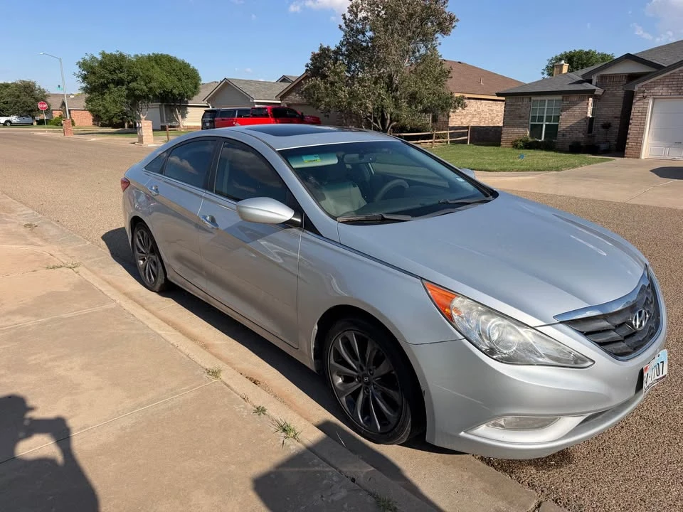 2011 Hyundai Sonata - Image 2 of 4