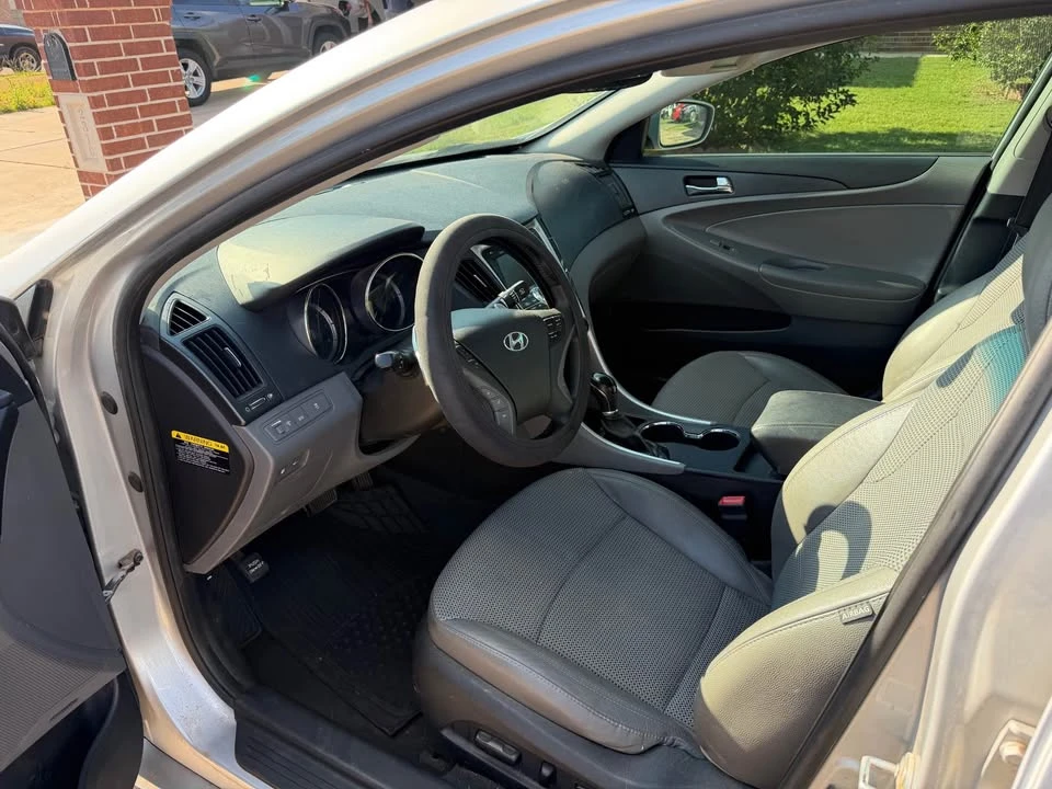 2011 Hyundai Sonata - Image 4 of 4