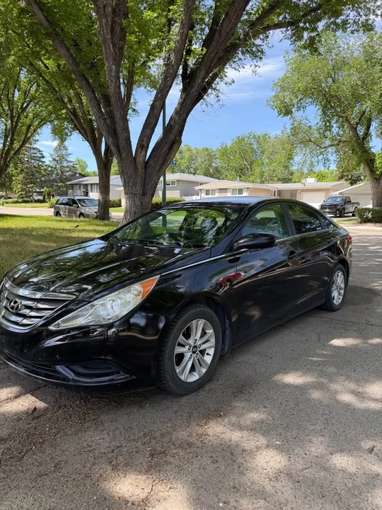 2011 Hyundai Sonata - Image 2 of 5
