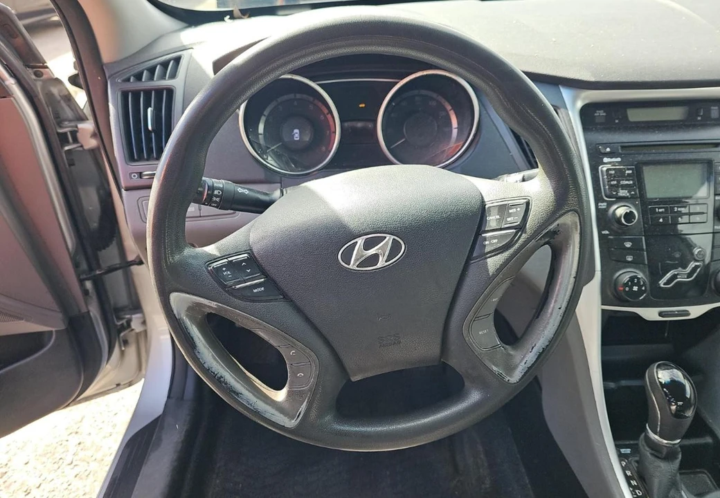 2011 Hyundai Sonata - Image 10 of 12