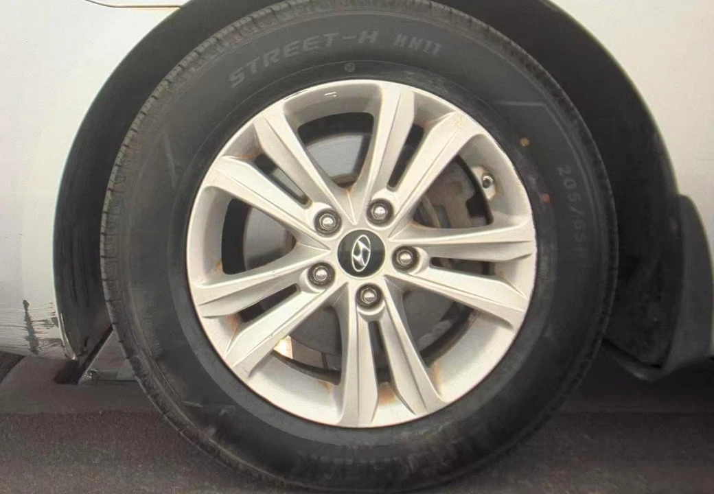 2011 Hyundai Sonata - Image 7 of 12