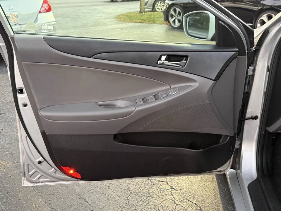 2011 Hyundai Sonata - Image 11 of 12