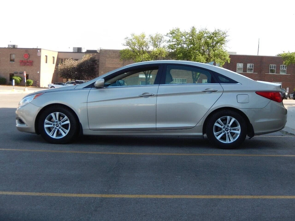 2011 Hyundai Sonata - Image 10 of 12