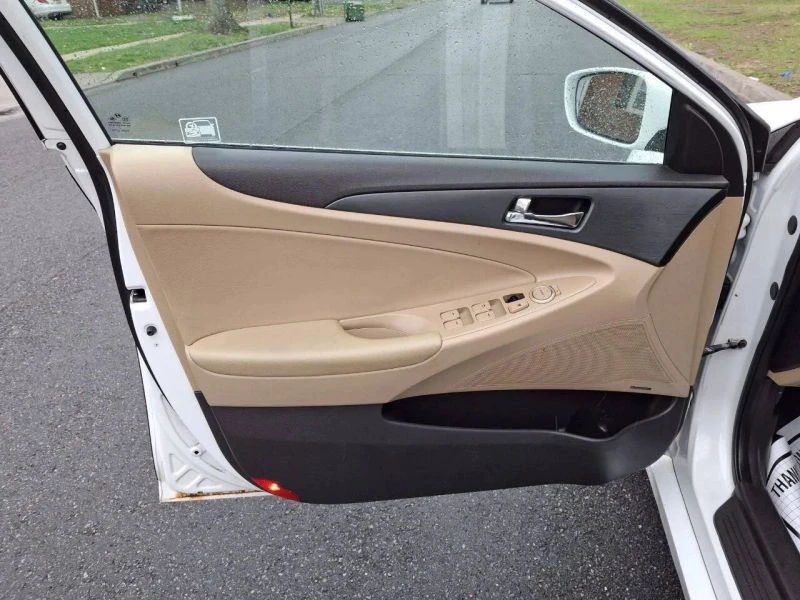 2011 Hyundai Sonata - Image 8 of 12