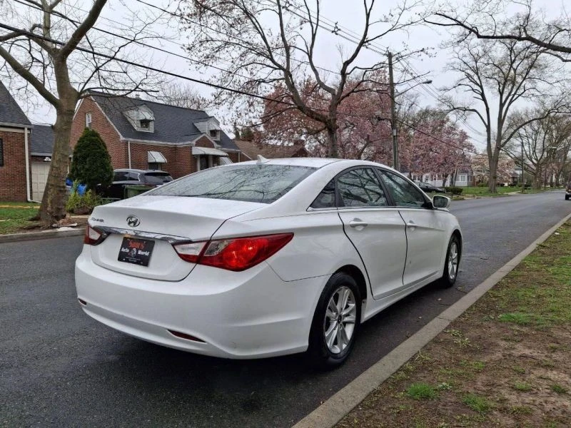 2011 Hyundai Sonata - Image 10 of 12