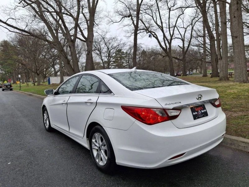 2011 Hyundai Sonata - Image 9 of 12