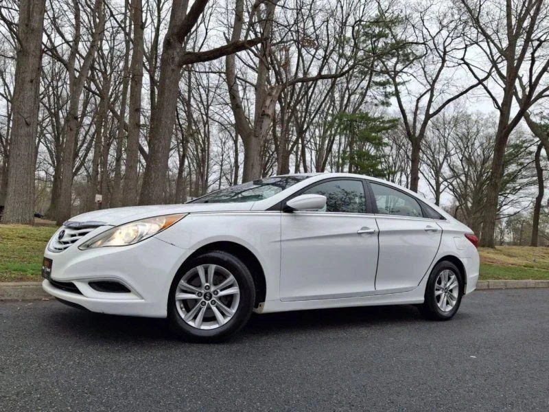2011 Hyundai Sonata - Image 2 of 12