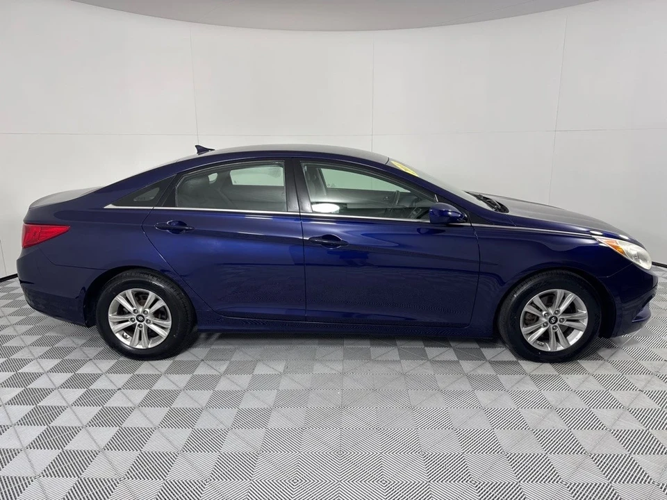 2011 Hyundai Sonata - Image 4 of 12