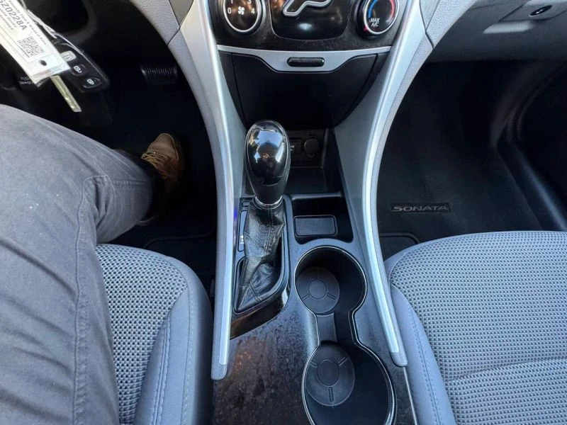 2011 Hyundai Sonata - Image 10 of 12