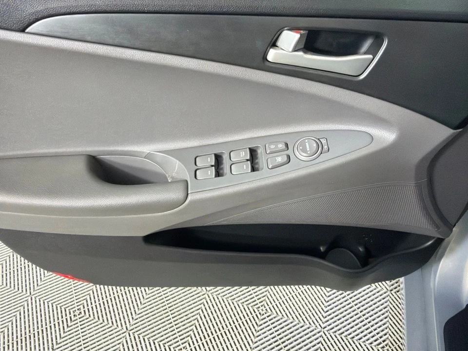 2011 Hyundai Sonata - Image 10 of 21