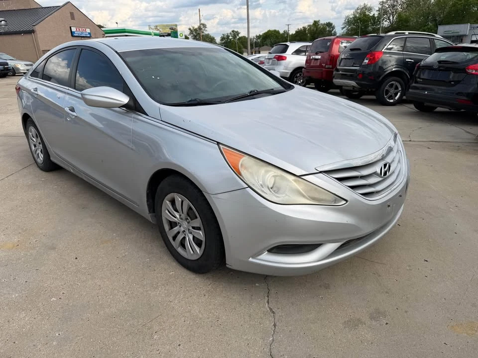 2011 Hyundai Sonata - Image 8 of 17