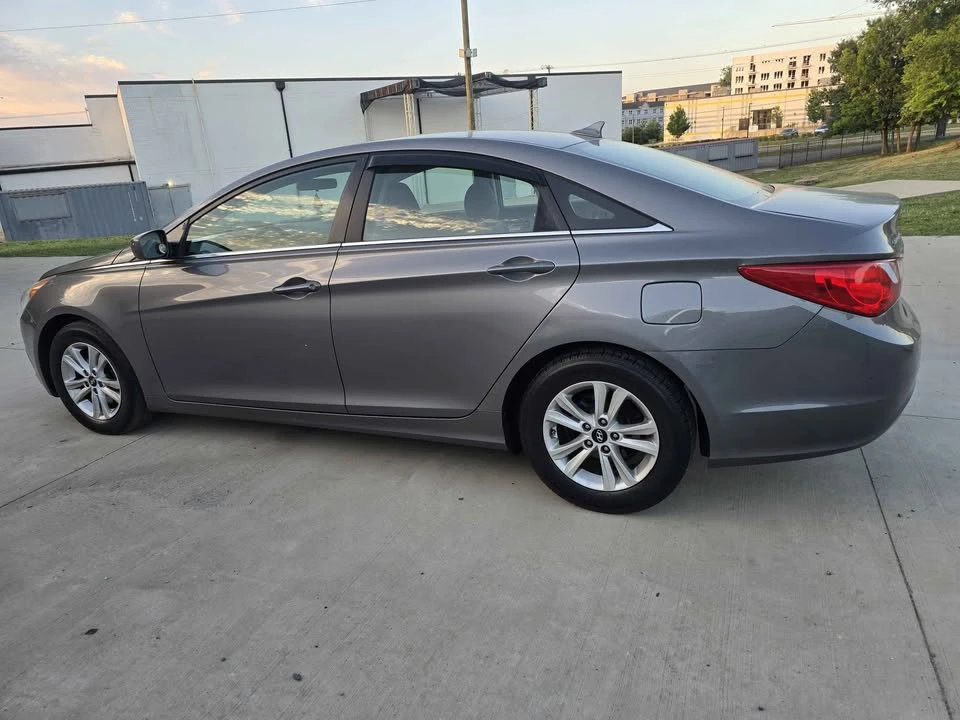 2011 Hyundai Sonata - Image 11 of 20