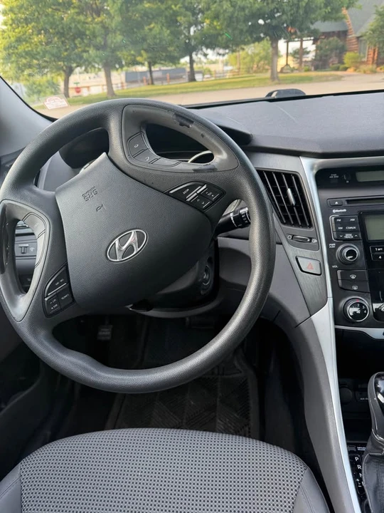 2011 Hyundai Sonata - Image 6 of 9