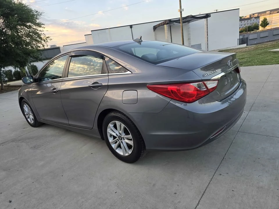 2011 Hyundai Sonata - Image 10 of 20