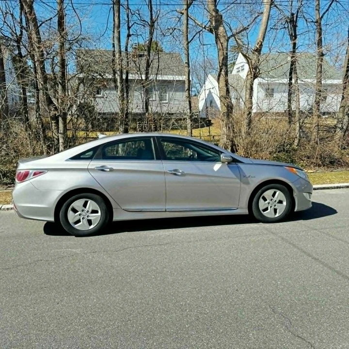 2011 Hyundai Sonata - Image 10 of 21
