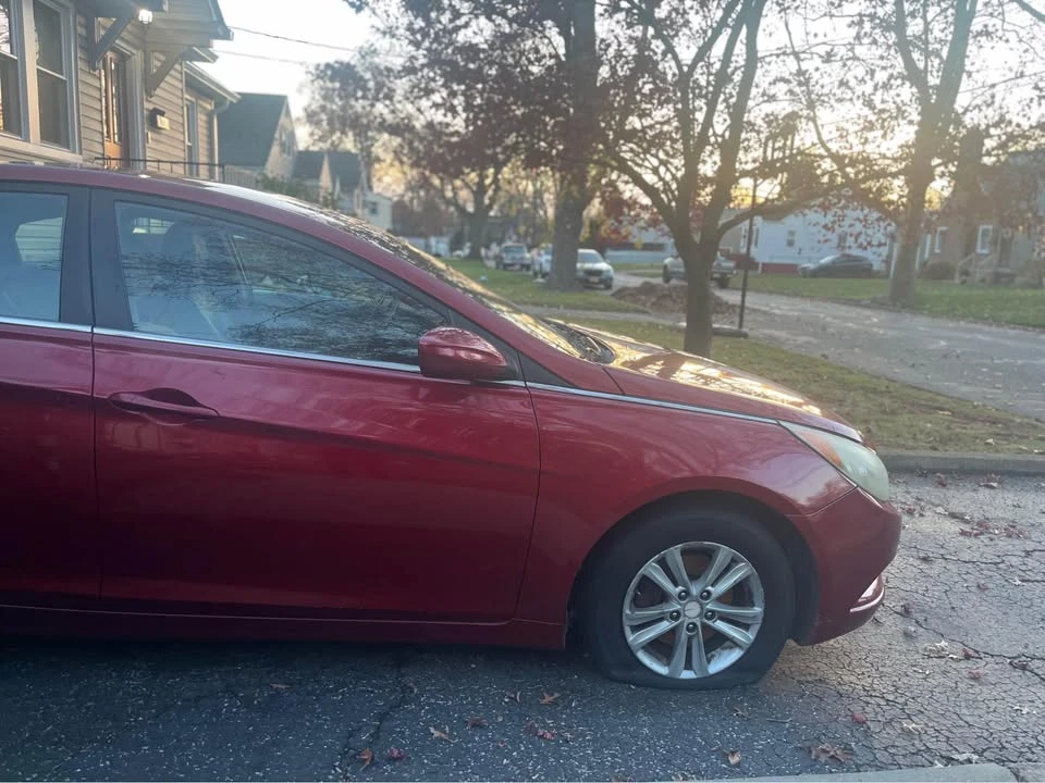 2011 Hyundai Sonata - Image 2 of 8