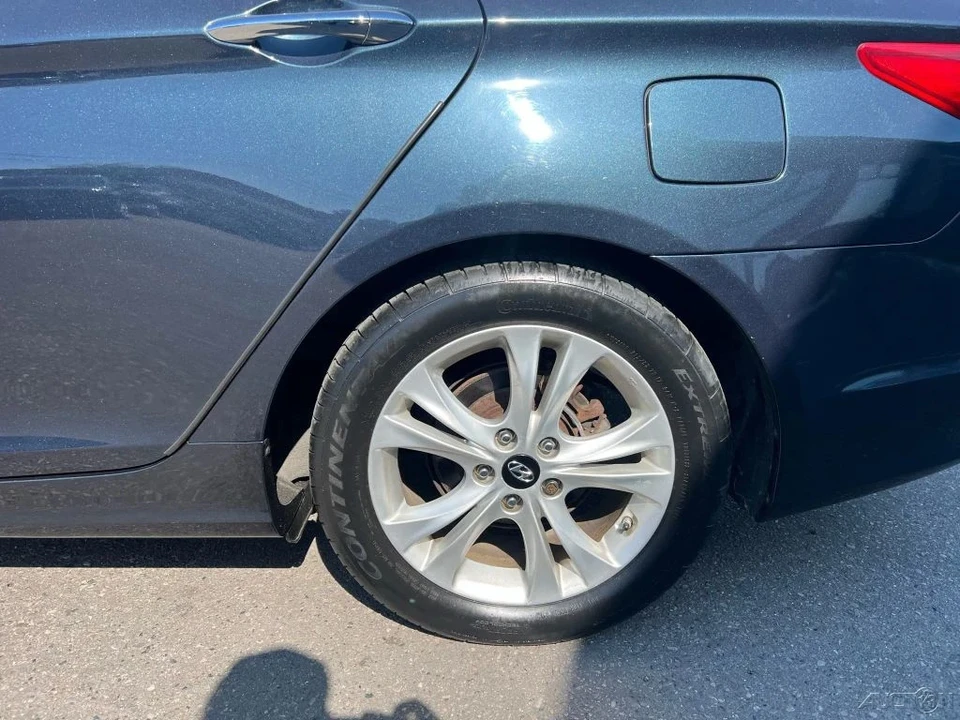 2011 Hyundai Sonata - Image 10 of 21