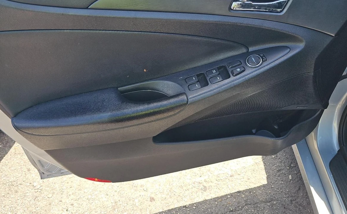 2011 Hyundai Sonata - Image 9 of 12