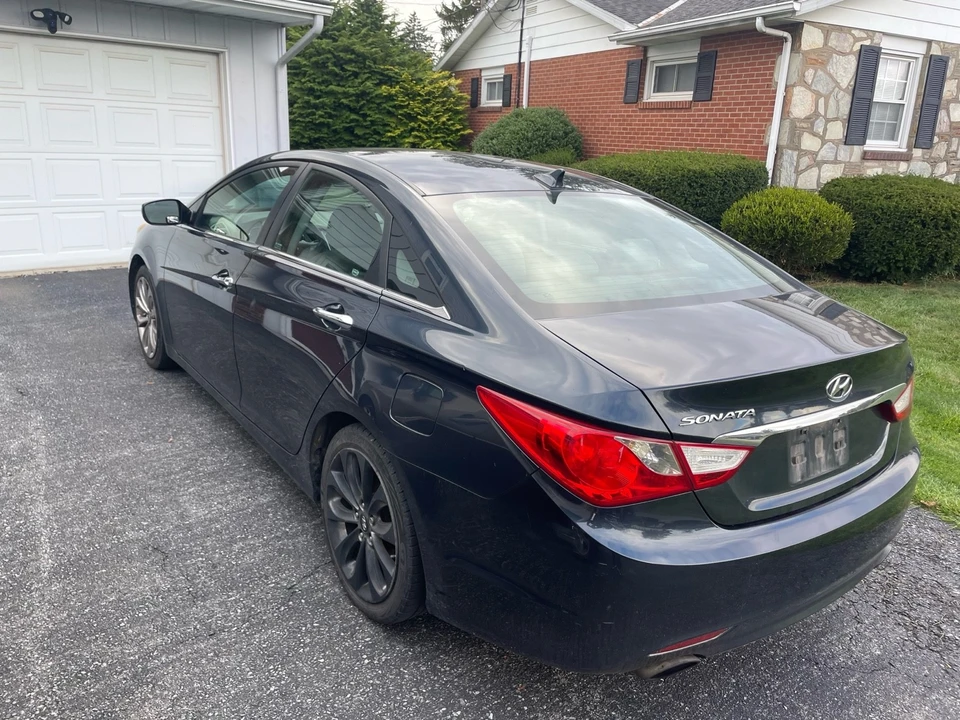 2011 Hyundai Sonata - Image 2 of 3