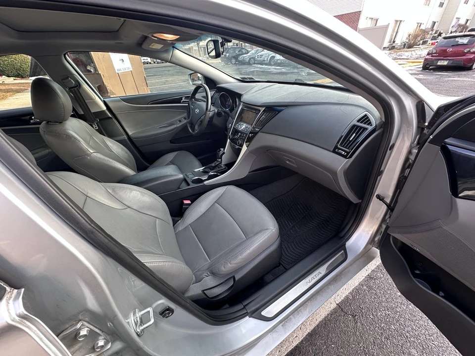 2011 Hyundai Sonata - Image 10 of 15