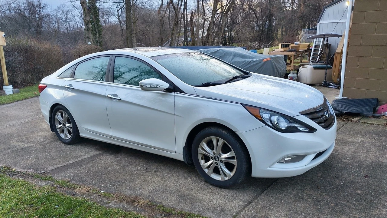2011 Hyundai Sonata - Image 2 of 11