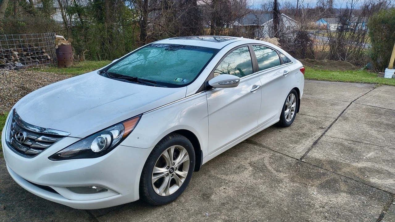 2011 Hyundai Sonata - Image 3 of 11