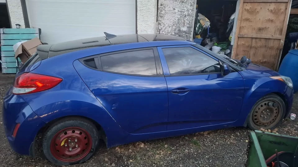 2011 Hyundai Veloster - Image 2 of 3