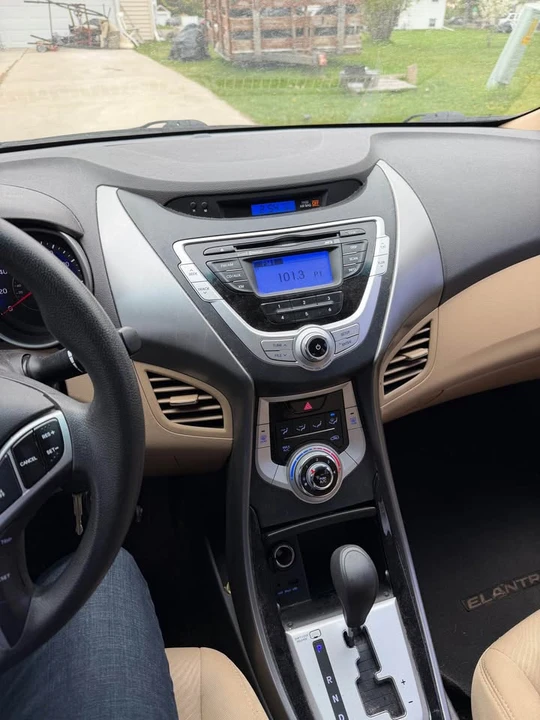 2011 Hyundai Elantra - Image 8 of 9
