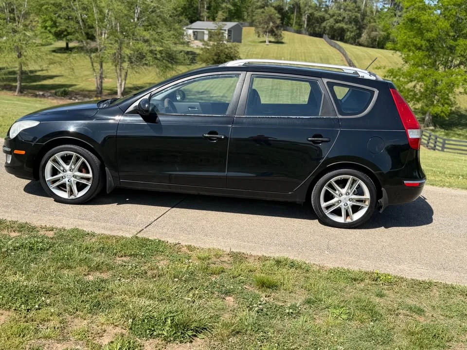 2011 Hyundai Elantra - Image 2 of 19
