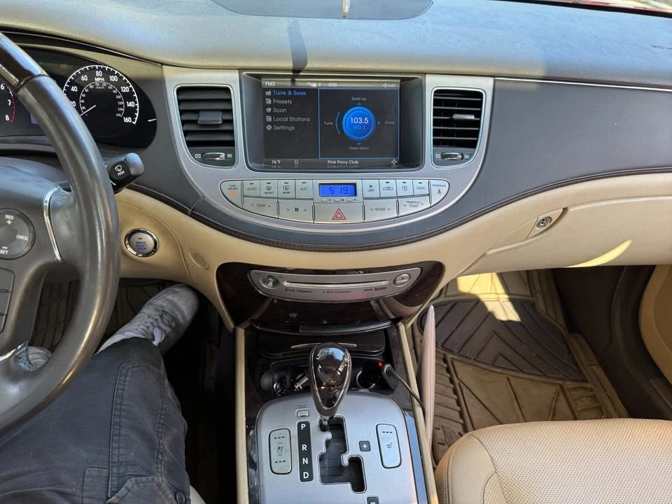 2011 Hyundai Genesis - Image 16 of 17