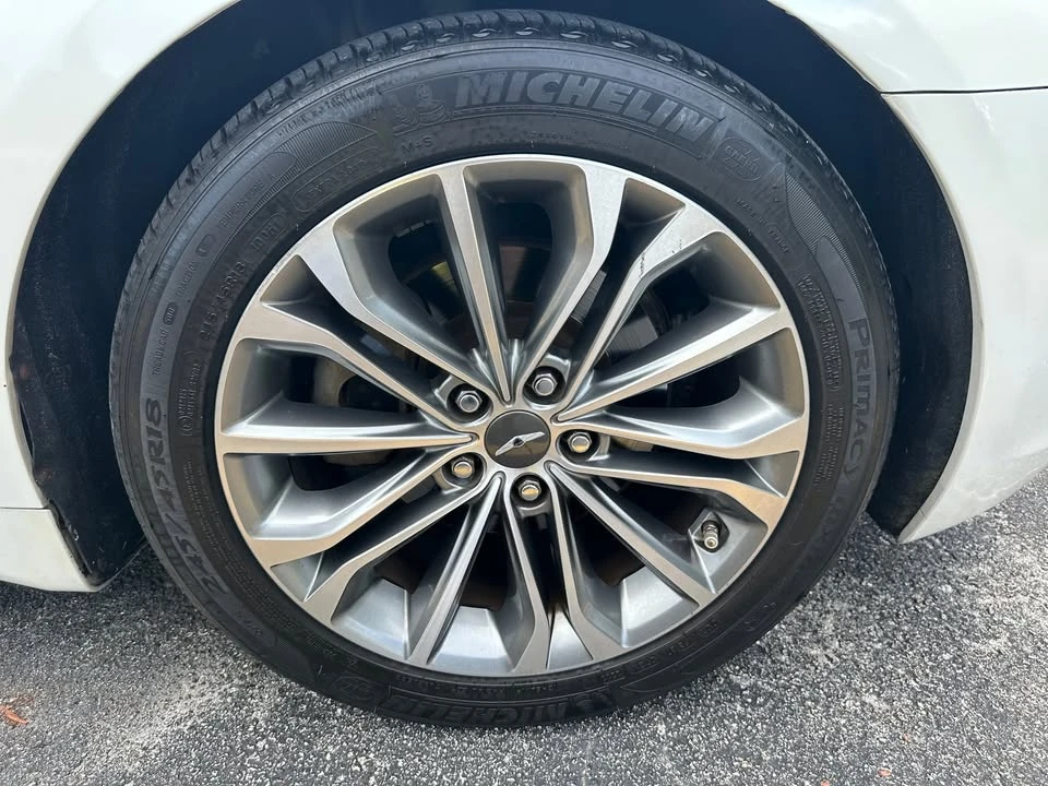 2011 Hyundai Genesis - Image 16 of 17