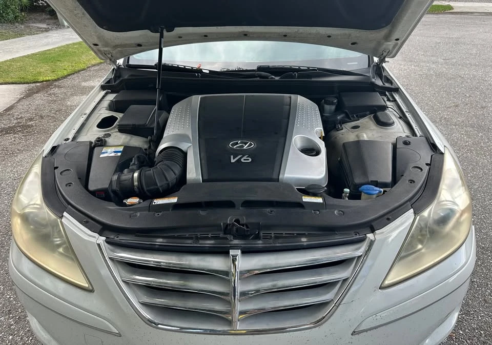2011 Hyundai Genesis - Image 12 of 17