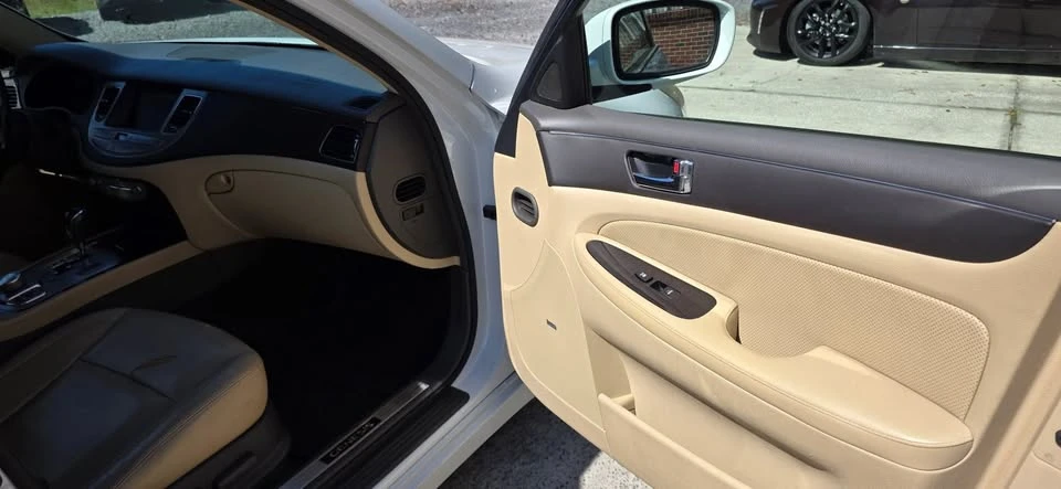 2011 Hyundai Genesis - Image 15 of 20