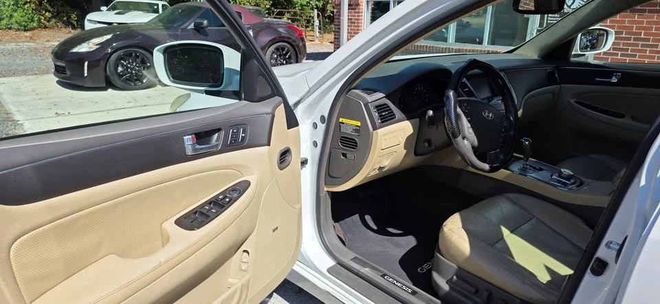 2011 Hyundai Genesis - Image 10 of 20