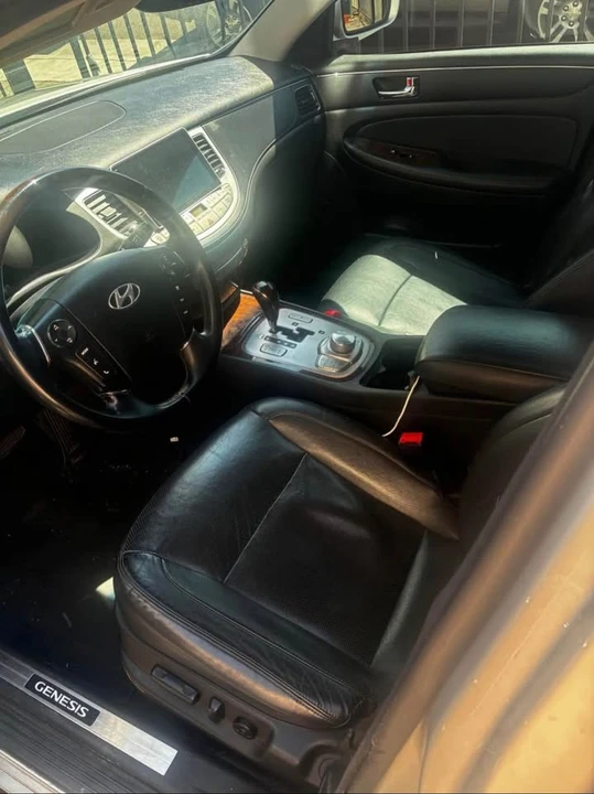 2011 Hyundai Genesis - Image 2 of 3