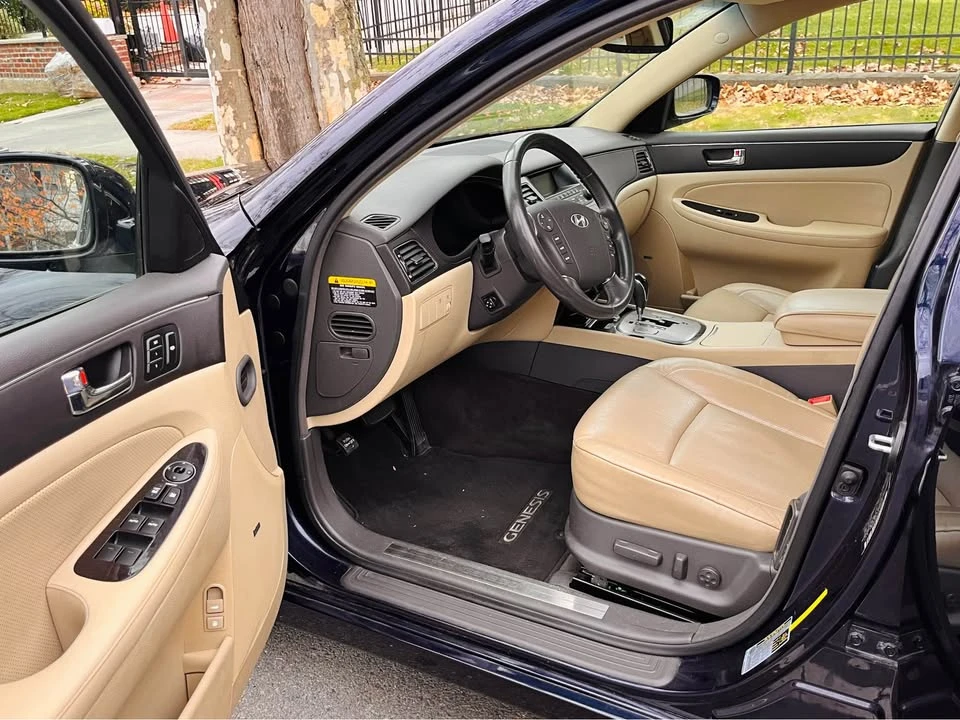 2011 Hyundai Genesis - Image 7 of 18