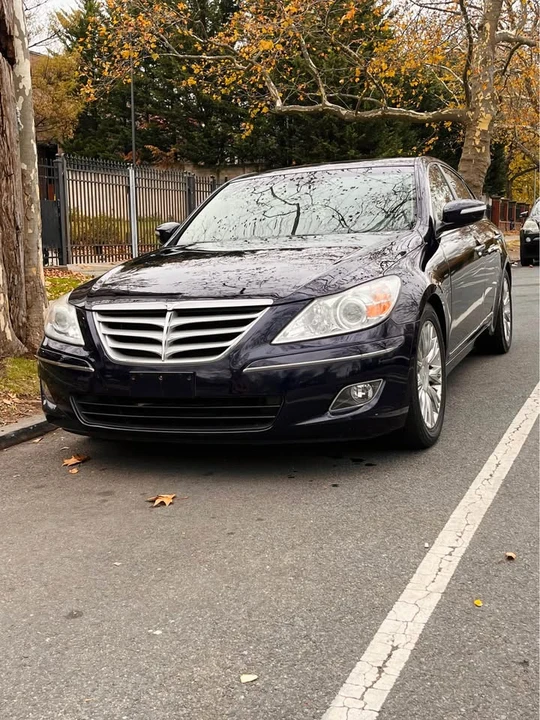 2011 Hyundai Genesis - Image 2 of 18