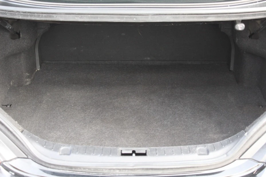 2011 Hyundai Genesis - Image 13 of 15