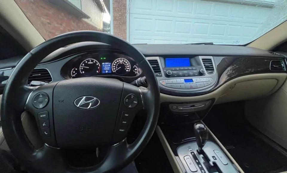 2011 Hyundai Genesis - Image 13 of 14