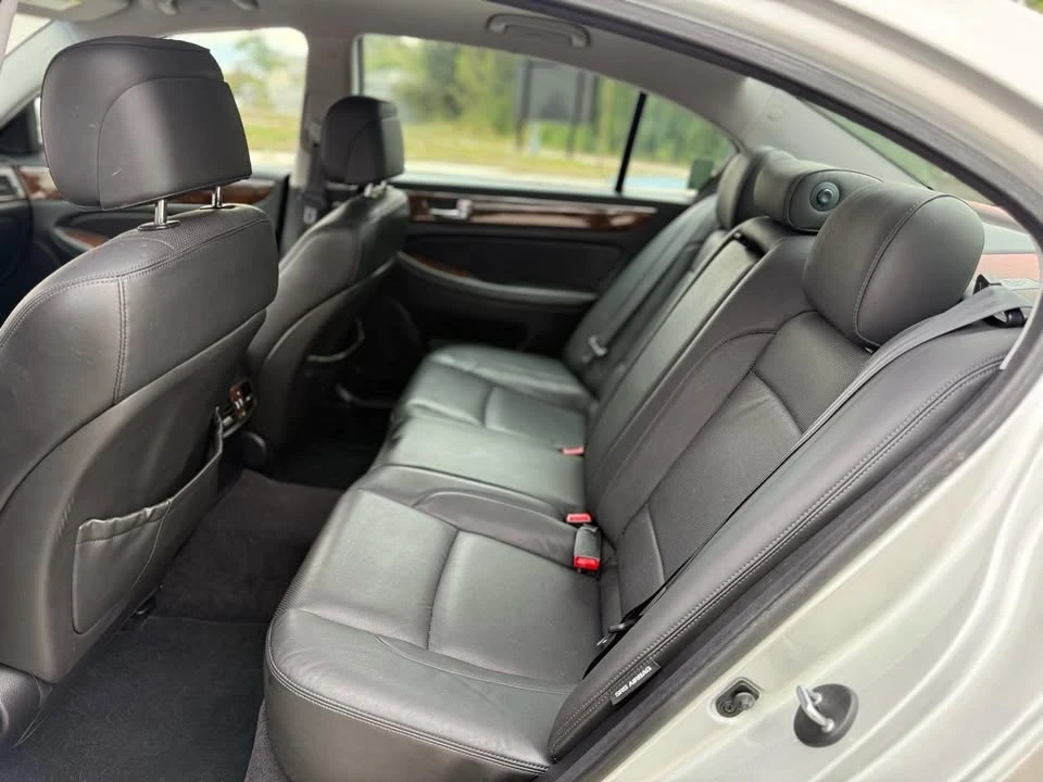 2011 Hyundai Genesis - Image 13 of 19