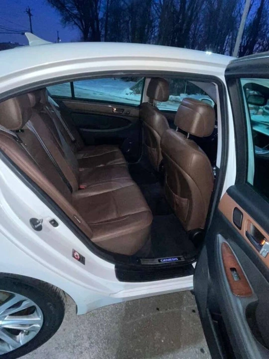 2011 Hyundai Genesis - Image 11 of 20