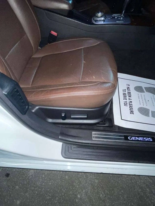 2011 Hyundai Genesis - Image 8 of 20