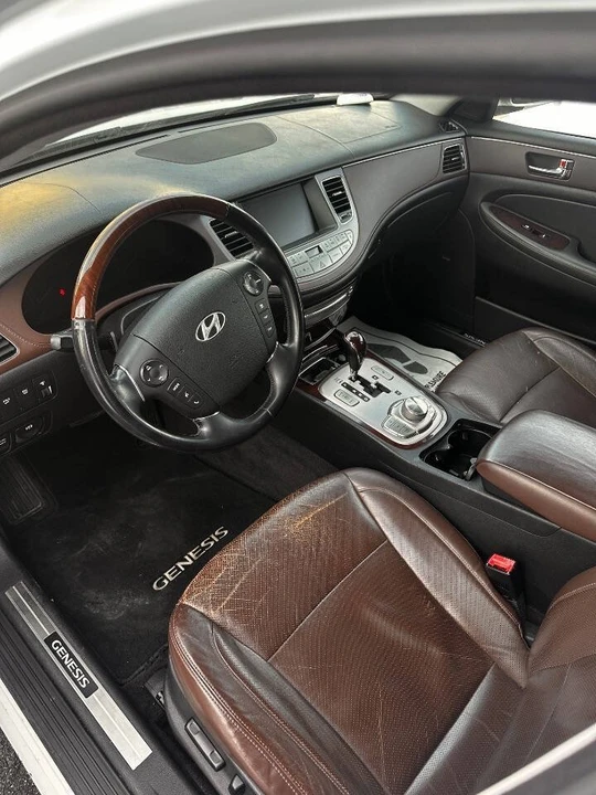 2011 Hyundai Genesis - Image 10 of 12