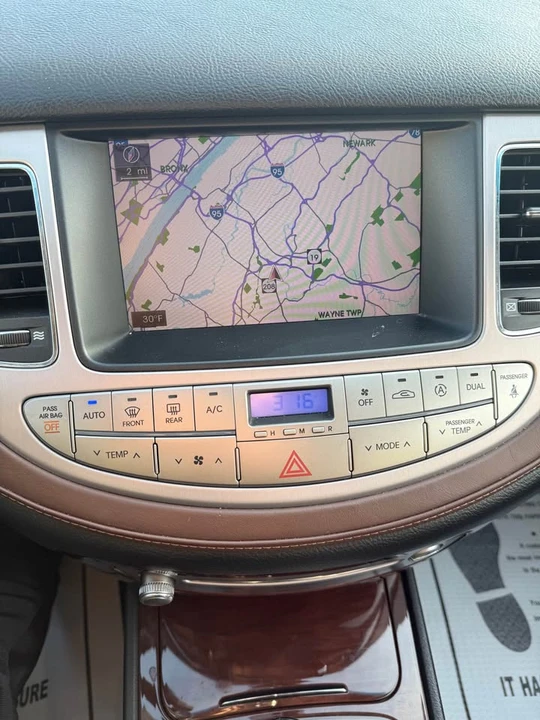 2011 Hyundai Genesis - Image 8 of 20