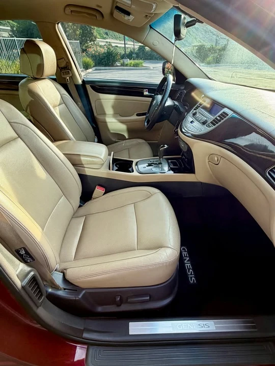 2011 Hyundai Genesis - Image 12 of 17