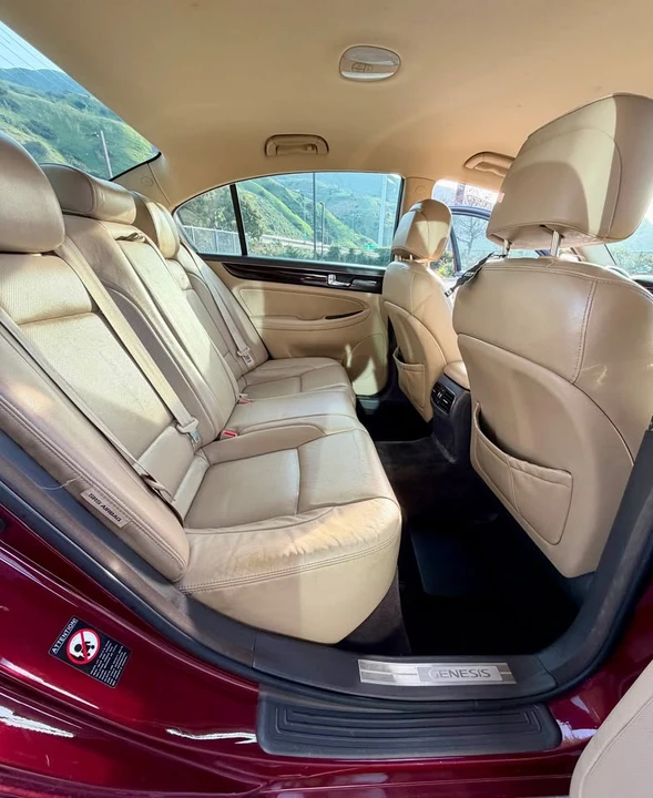2011 Hyundai Genesis - Image 11 of 17