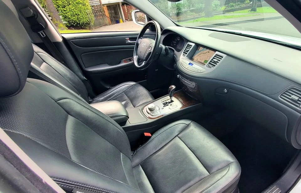 2011 Hyundai Genesis - Image 11 of 20