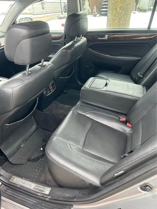 2011 Hyundai Genesis - Image 7 of 10
