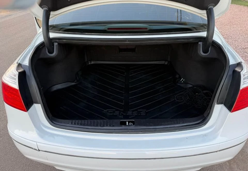 2011 Hyundai Genesis - Image 4 of 10